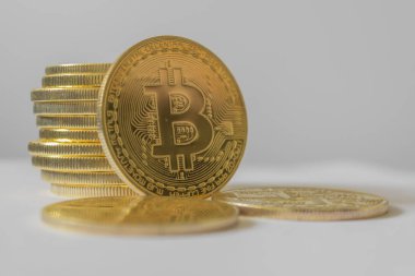Beyaz masa ve arka planda altın bitcoin - kripto para iş kavramı.