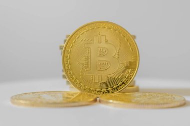 Beyaz masa ve arka planda altın bitcoin - kripto para iş kavramı.