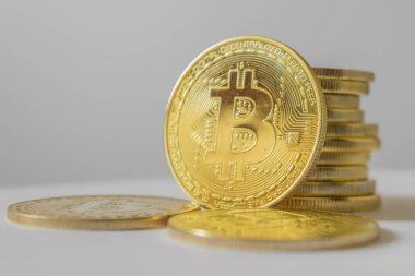 Beyaz masa ve arka planda altın bitcoin - kripto para iş kavramı.