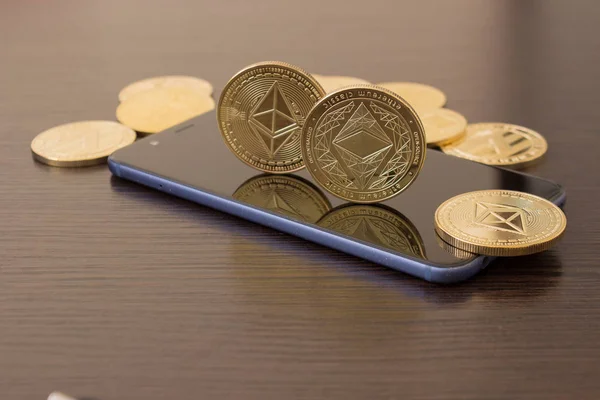 Moneda Golden Etherium se închide pe smartphone - conceptul de afaceri al monedei cripto . — Fotografie, imagine de stoc