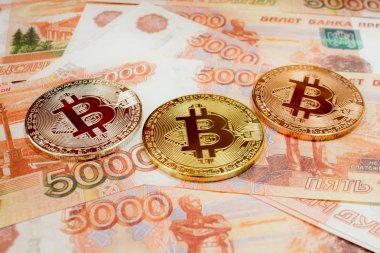 5000 Rus rublesi banknotunda Bitcoin sikkelerinin yakın çekim. Kripto para birimi Btc.