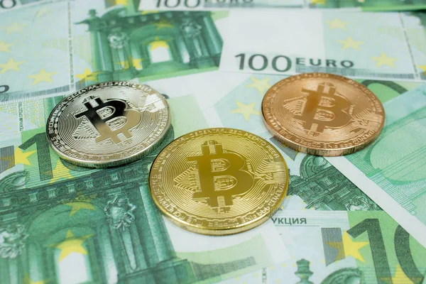 Close-up de 3 moedas de Bitcoin em notas de 100 euros. Criptomoeda BTC . — Fotografia de Stock