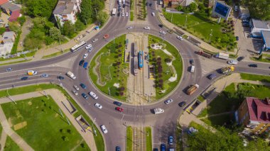 Güzel park ve yoğun kavşak havai drone atış