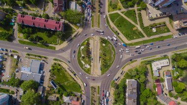 Güzel park ve yoğun kavşak havai drone atış