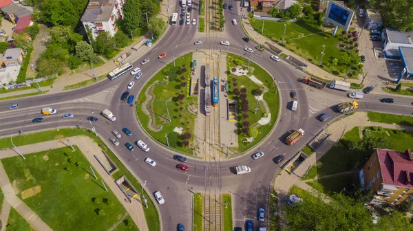 Güzel park ve yoğun kavşak havai drone atış
