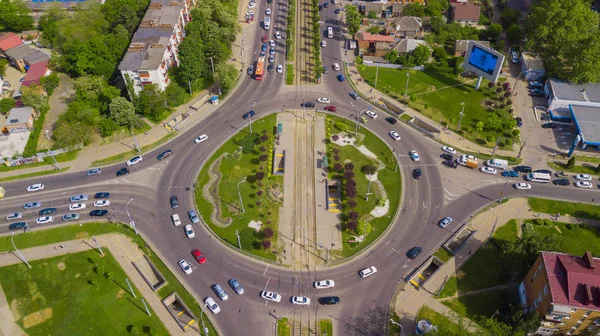 Napowietrznych Drone strzał piękny park i zajęty Rondo — Zdjęcie stockowe