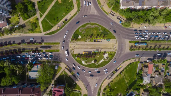 Sobrecarga drone arriba hacia abajo tiro de rotonda ocupada con coches y camiones — Foto de Stock