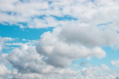 Bulutlu gökyüzü arka plan. Havada soyut fpuffy cloudscape.