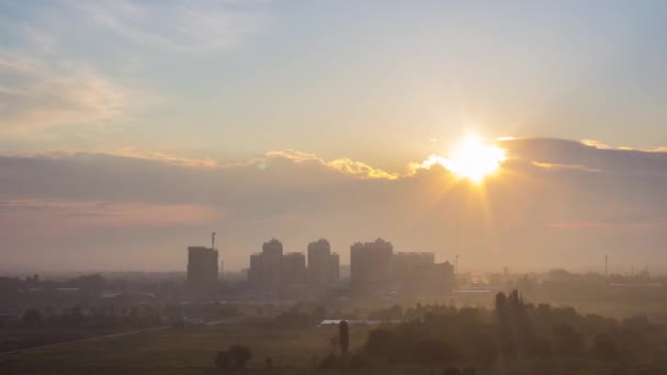 Sonnenuntergang über der urbanen Stadt, Silhouetten moderner Gebäude in der Innenstadt. — Stockvideo