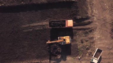 Makine, kamyon ve kazıcı ile inşaat alanının en alt görüntüsünü büyüt.