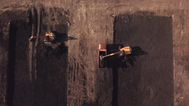 Vista del dron del sitio de construcción con maquinaria, camión, excavadora . — Vídeo de stock