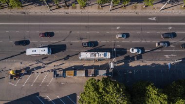 Yukarıdan aşağıya Otoban meşgul şehir trafik sıkışıklığı acele saat karayolu görünümü.
