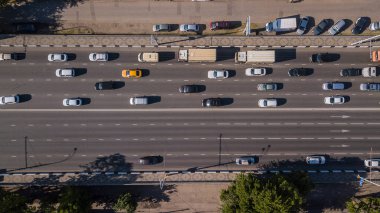 Kentsel şehir trafik sıkışıklığı acele saat karayolu yukarıdan aşağıya görünümü.