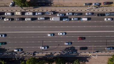 Yukarıdan şehir içi karayolu trafiği
