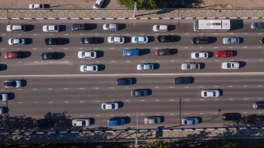 Kentsel şehir trafik sıkışıklığı acele saat karayolu yukarıdan aşağıya görünümü.