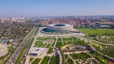 Krasnodar, Rusya - Mayıs 2019: Krasnodar Stadyumu'nun havadan görünümü ve Galitsky parkı