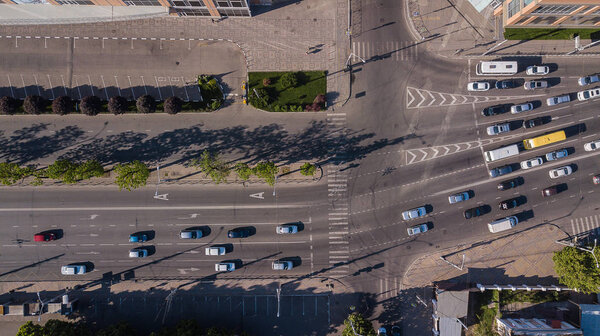 Сверху вниз Вид на оживлённую автостраду
.