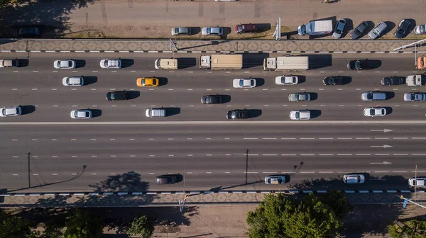 Kentsel şehir trafik sıkışıklığı acele saat karayolu yukarıdan aşağıya görünümü. — Stok fotoğraf
