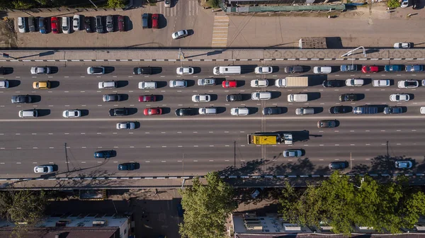 Κορυφή προς τα κάτω εναέρια θέα της αστικής κίνησης μποτιλιάρισμα δρόμου ώρα αιχμής. — Φωτογραφία Αρχείου