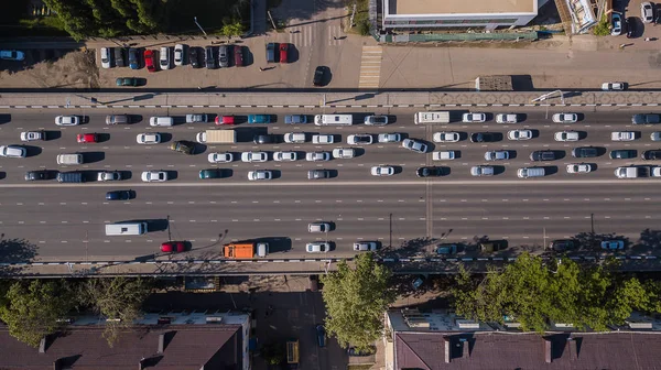 Z góry na dół lotnicze widok z miejskiego korka godziny szczytu autostrady. — Zdjęcie stockowe