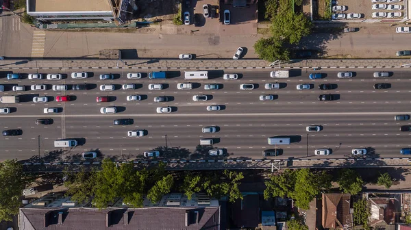 Οδική κυκλοφορία αστικής πόλης από πάνω από εναέρια θέα — Φωτογραφία Αρχείου