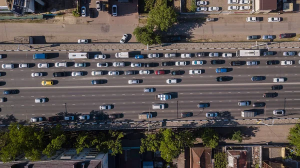都市の交通渋滞ラッシュアワー高速道路のトップダウン航空ビュー. — ストック写真