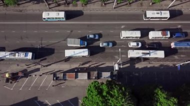 Drones Eye View - Sokak yolda çalışan bir araba drone havadan görünümü