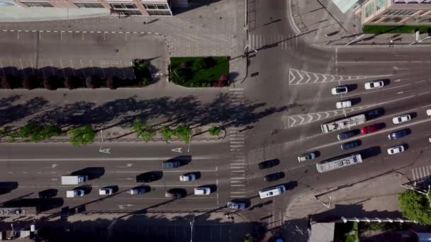 Pohled na DRONY Eye-hodinový provoz na městské silnici — Stock video