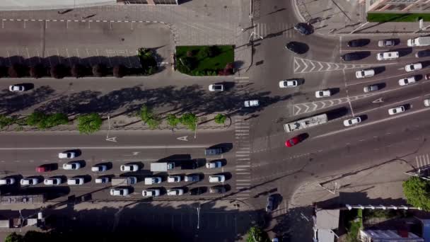 Drones Eye View - Vue directe sur les embouteillages sur la route de la ville — Video