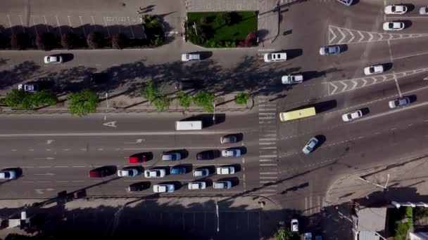 Drones Eye View - Vista aérea do tráfego do centro da cidade na rodovia em um dia ensolarado — Vídeo de Stock