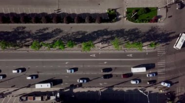 Drones Eye View - Şehir yolunda trafik sıkışıklığı havadan yukarıdan aşağıya görünümü