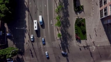 Drones Eye View - Şehir yolunda trafik sıkışıklığı havadan yukarıdan aşağıya görünümü