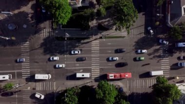 Drones Göz Görünümü - Araç kavşak havadan görünümü, ağaçların altında uçmak.