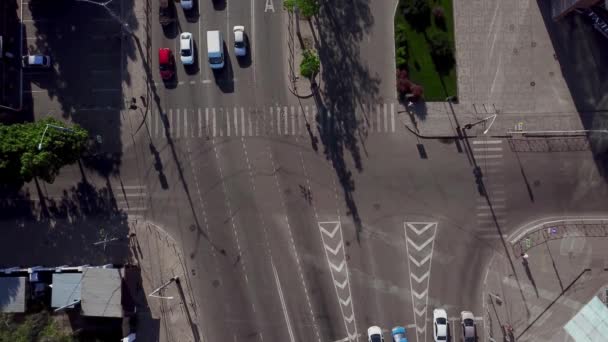 Pohled na DRONY pohled-vzdušný pohled nahoře na dopravní zácpa na městské silnici — Stock video