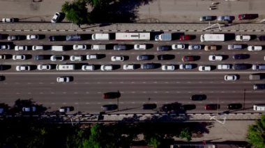 Drones Eye View - Şehir trafik sıkışıklığı havadan yukarıdan aşağıya görünümü