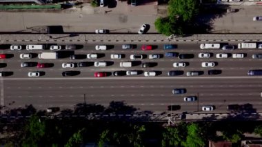 Drones Eye View - Kentsel trafik sıkışıklığı yukarıdan aşağıya görünümü