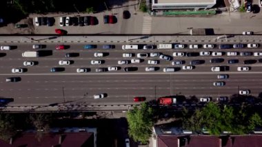 Drones Eye View - Kentsel trafik sıkışıklığı Kuşlar göz görünümü