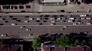 Drones Eye View - Kentsel şehir trafik yolu havadan yukarıdan aşağıya görünümü