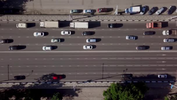 Widok z lotu ptaka Drones-widok z góry na dół z korkiem na autostradzie — Wideo stockowe