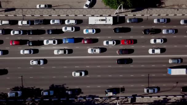 Droni Vista Occhio - Vista aerea dall'alto verso il basso di auto stradali e camion — Video Stock