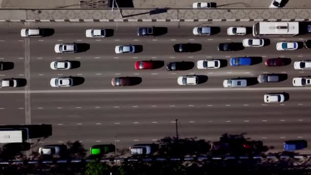 Drones Eye View - Vue aérienne du haut vers le bas des embouteillages urbains — Video