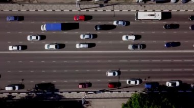 Drones Eye View - Kentsel trafik sıkışıklığı havadan yukarıdan aşağıya görünümü