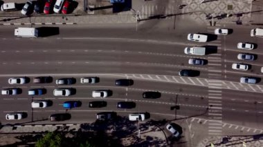 Drones Eye View - Kentsel trafik sıkışıklığı havadan yukarıdan aşağıya görünümü