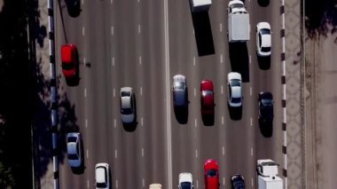 Drones Eye View - Kentsel trafik sıkışıklığı havadan yukarıdan aşağıya görünümü