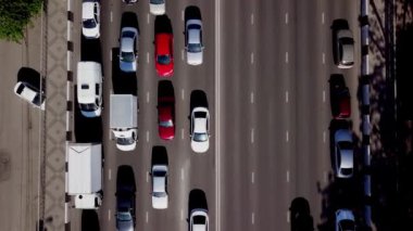 Drones Eye View - Kentsel trafik sıkışıklığı havadan yukarıdan aşağıya görünümü