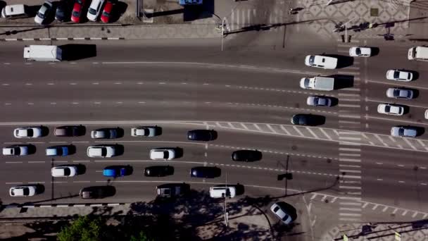 Drones Eye View - Vista aérea de arriba hacia abajo del atasco de tráfico urbano — Vídeos de Stock