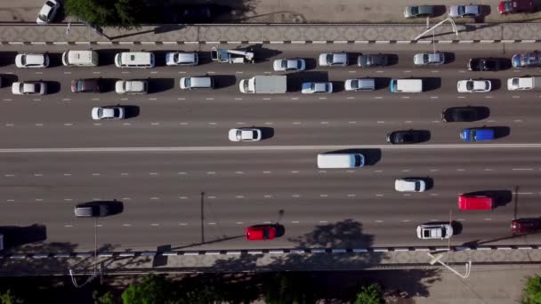 Droner Øyeperspektiv - Topputsikt over byen - trafikkork i luften – stockvideo