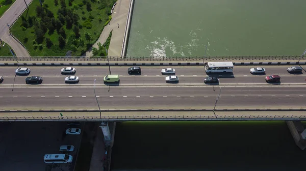 Drones Eye View-bovenaanzicht van de stedelijke verkeersopstopping op de Stadsbrug — Stockfoto