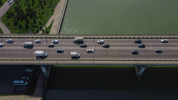 Drones Eye View-bovenaanzicht van de stedelijke verkeersopstopping op de Stadsbrug — Stockfoto