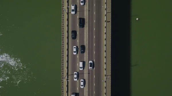 Drones Eye View - Visão de cima para baixo de engarrafamento urbano com carros e caminhões na ponte — Fotografia de Stock